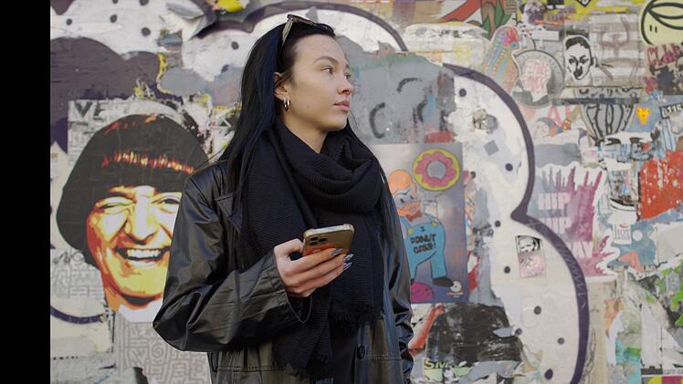 "Manchmal, je nachdem, braucht man auch eine emotionale R&uuml;ckmeldung einfach oder einen emotionalen Safe-Space und das kann dir kein Chat-Bot geben", wei&szlig; Alischa, die im Alltag auf die Unterst&uuml;tzung der KI setzt.