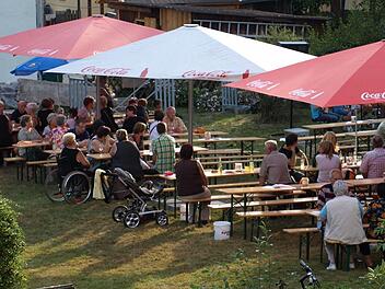 Langsam füllen sich die Biertische im legendären "Heinergarten" in Steinwiesen. Foto: Susanne Deuerling