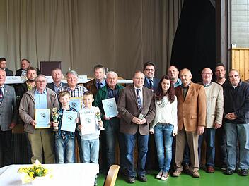 Diese Männer, Frauen und Jugendlichen aus Oberfranken wurden für ihre züchterischen Erfolge ausgezeichnet.  Foto: Gerda Völk