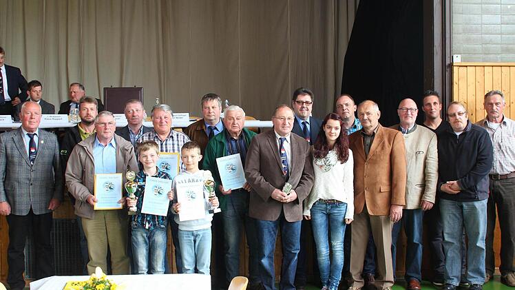 Diese Männer, Frauen und Jugendlichen aus Oberfranken wurden für ihre züchterischen Erfolge ausgezeichnet.  Foto: Gerda Völk