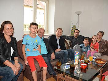 Die bosnische Familie, die neuerdings im alten Forsthaus in Maroldsweisach lebt, erhielt Besuch. Dolmetscherin Alma Steigmeier, Risad Bajric, Zweiter Bürgermeister Harald Denninger, Bürgermeister Wolfram Thein, Ramo Bajric, Sohn Nijaz sowie Ehefrau Jemsa mit Töchterchen Rijalda (von links) verstanden sich gut. Foto: Schmidt