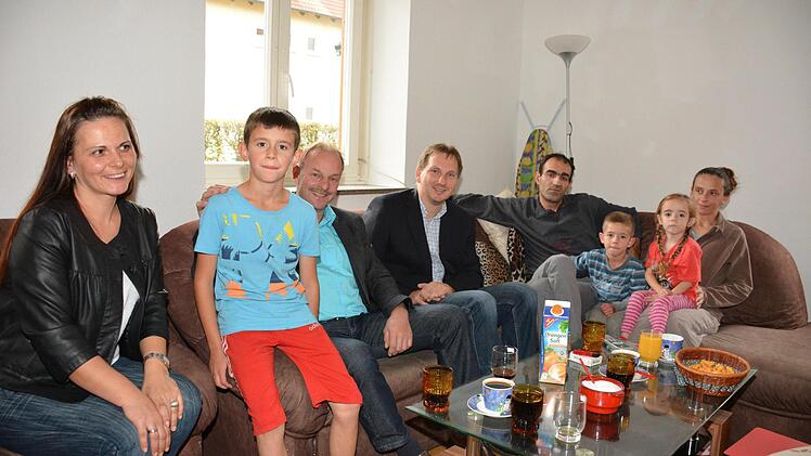Die bosnische Familie, die neuerdings im alten Forsthaus in Maroldsweisach lebt, erhielt Besuch. Dolmetscherin Alma Steigmeier, Risad Bajric, Zweiter Bürgermeister Harald Denninger, Bürgermeister Wolfram Thein, Ramo Bajric, Sohn Nijaz sowie Ehefrau Jemsa mit Töchterchen Rijalda (von links) verstanden sich gut. Foto: Schmidt
