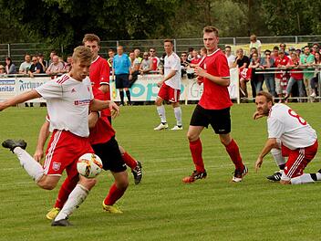Der starke Trossenfurter Torjäger Lukas Albert (links) erzielte das entscheidende 2:0 für seine Mannschaft, das Christian Fritzmann (rechts) verfolgt.