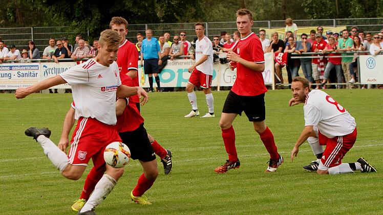 Der starke Trossenfurter Torjäger Lukas Albert (links) erzielte das entscheidende 2:0 für seine Mannschaft, das Christian Fritzmann (rechts) verfolgt.