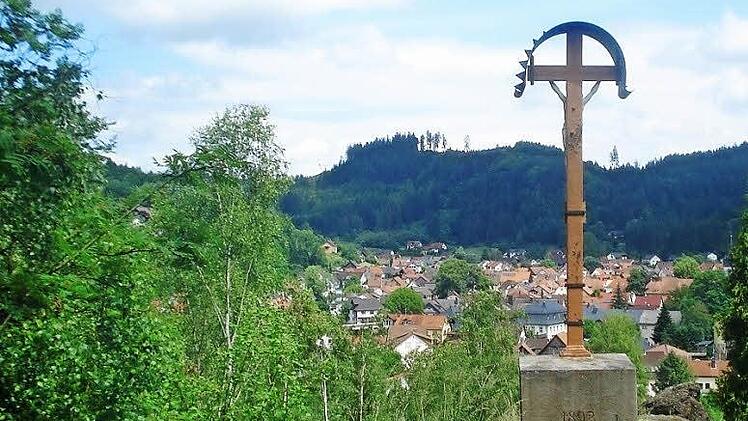 Das freigelegte Rollenbergkreuz mit Blick auf Steinwiesen. Foto: Gemeinde Steinwiesen