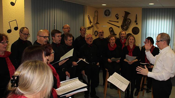 Acht Stunden stand der Folklorechor Nüdlingen/Bad Kissingen im Studio für die Aufnahme seiner ersten CD. Spätestens zum Weihnachtskonzert am Samstag, 16. Dezember, um 16 Uhr, in der Jakobuskirche soll sie fertig sein.Klaus Beck