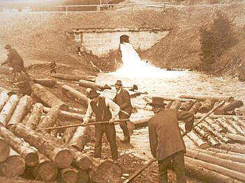 Kräftig zupacken musste man beim Einwerfen der Blöcher in den Bach.  Repro: Gerd Fleischmann