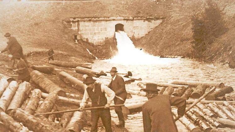 Kräftig zupacken musste man beim Einwerfen der Blöcher in den Bach.  Repro: Gerd Fleischmann
