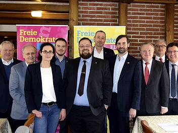 Die Kandidaten für die Landtagswahl mit Bezirksvorsitzenden Thomas Nagel (rechts) und dem Bundestagsabgeordneten Thomas Hacker (links) Foto: Andreas Welz