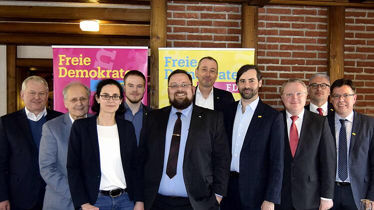 Die Kandidaten für die Landtagswahl mit Bezirksvorsitzenden Thomas Nagel (rechts) und dem Bundestagsabgeordneten Thomas Hacker (links) Foto: Andreas Welz