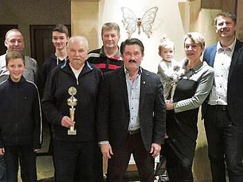 Ausgezeichnet wurden beim Kleintierzuchtverein Weißenbrunn die Vereinsmeister und Leistungspreisgewinner. Im Bild (von links): Benedikt Oßmann, Zuchtwart Marco Oßmann, Maximilian Oßmann, Roland Hofmann, Jugendleiter Rainer Bauer, Fritz Bauer, Marion Ruppert mit Enkelin Ida und Vorsitzender Klaus Ruppert. Foto: Dieter Wolf