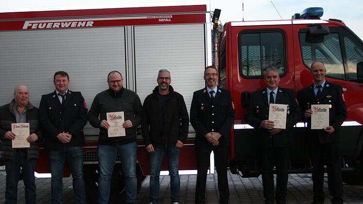 Hartwig Müller (von links), Frank Rüttiger, Stefan Müller, Sebastian Endres, Torsten Endres, Willibald Bühner und Marko Wehner wurden für langjährige Vereinsmitgliedschaft geehrt.