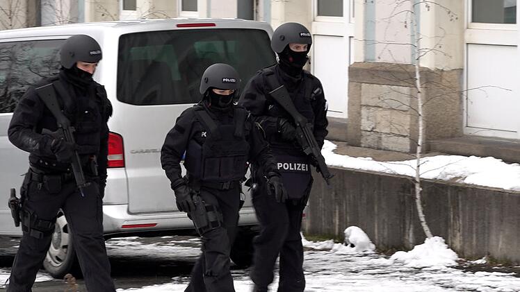 Hof: Spektakuläre Polizeiübung in der Fabrikzeile  "Lebensbedrohliche Lagen"