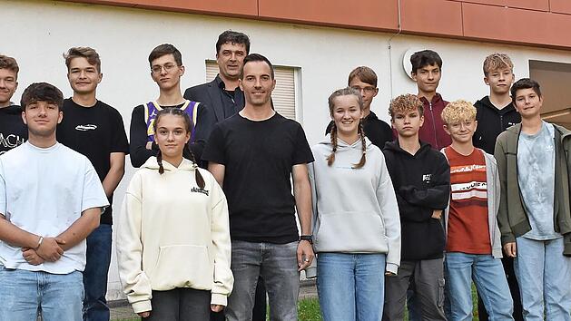 Bundesligaschiedsrichter Benjamin Brand (Mitte vorn) war am Sch&ouml;nborn-Gymnasium in M&uuml;nnerstadt zu Gast und hat in einer Interviewrunde von seinem Beruf erz&auml;hlt.