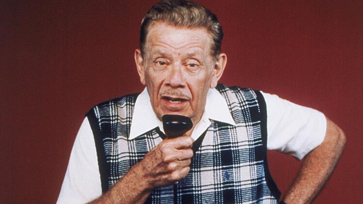 Dougs abgedrehten und ständig nörgelnden Schwiegervater Arthur spielte der große Komiker Jerry Stiller, Vater des Schauspielers Ben Stiller.