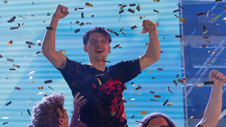 Oskar (Yuri V&ouml;lsch) ist ein talentierter E-Sportler - doch er hat etwas zu verbergen.