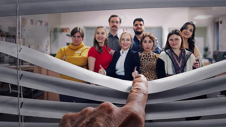 Im B&uuml;rgeramt Berlin-Tiergarten-Mitte-West geht es in der neuen Comedyserie "Nine to Five - Das Amt" chaotisch und lustig zu.