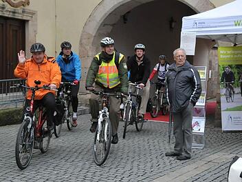 Die Gruppe aus dem Landkreis Fürth fährt in den Schlosshof ein, wo sie von Bürgermeister Hacker empfangen wird.  Foto: Roland Meister