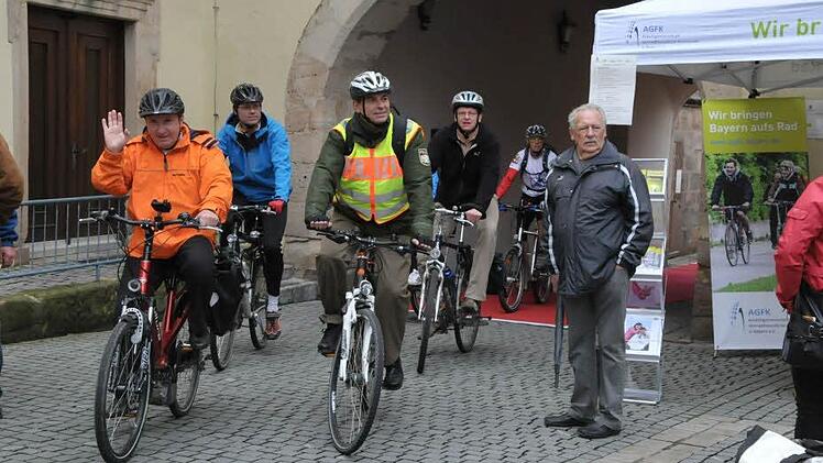 Die Gruppe aus dem Landkreis Fürth fährt in den Schlosshof ein, wo sie von Bürgermeister Hacker empfangen wird.  Foto: Roland Meister
