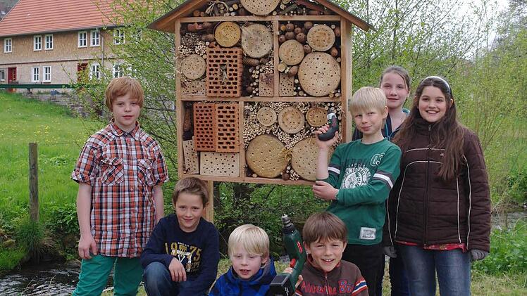 Die vielen Helfer freuen sich, dass sie so tatkräftig beim Bau des Insektenhotels helfen konnten.