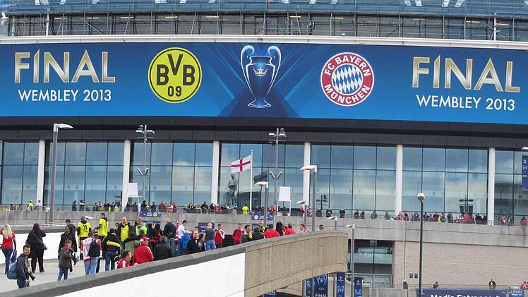 Ein Traum für jeden Fußballfan: Einmal zu einem großen Spiel in Wembley sein.