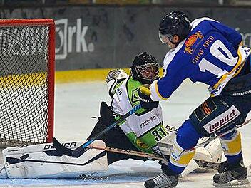 Ronny Glaser reagierte hier stark gegen Kaltenhauser, zwei Gegentore nahm der Golaie aber auf seine Kappe. Fotos: Picturedreams
