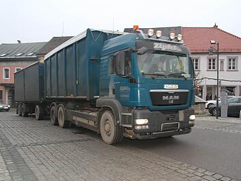 Die Verkehrsbelastung durch die Bundesstraße 303 nervt die Stadtsteinacher. Doch sie werden die Situation ertragen müssen, bis die Umgehung gebaut ist. Foto: Sonja Adam