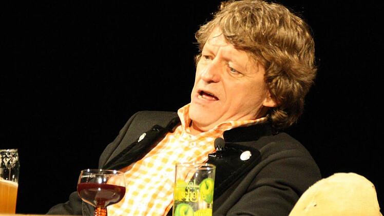 Erwin Pelzig im Zwiegespräch mit seinen imaginären Stammtischbrüdern Hartmut und Dr. Göbel. Foto: Ralf Ruppert