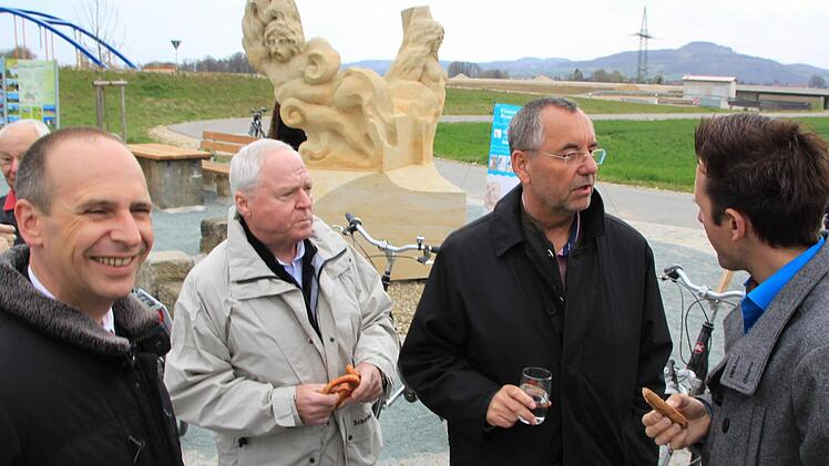 Smalltalk bei Wasser und Brezen (von links) Landrat Christian Meißner, stellvertretender Landrat Helmut Fischer, Bad Staffelsteins Bürgermeister Jürgen Kohmann und der Lichtenfelser Bürgermeister Andreas Hügerich