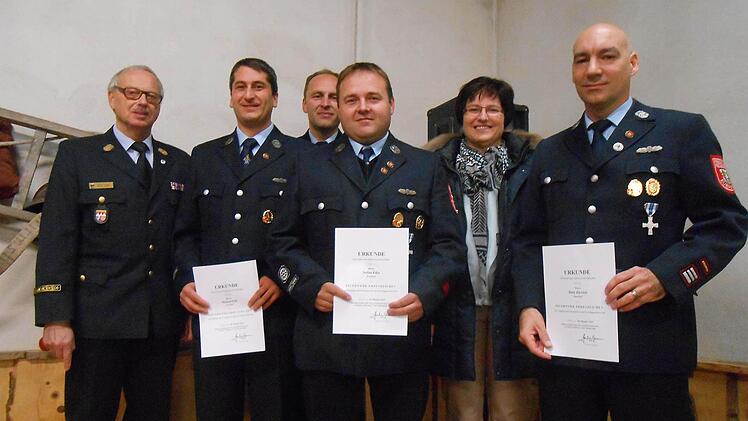 Staatliche Ehrung Euerdorf: KBI Peter Sell, Michael Fell, Edgar Röder, Stefan Eiba, Bürgermeisterin Patricia Schießer, Kommandant Dirk Zirwick. Foto: Doris Bauer