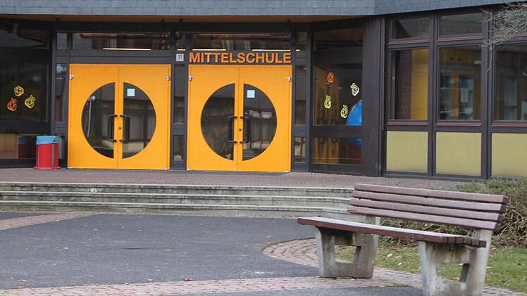 Drei Schulen, ein Pausenhof. Doch die Sicherheitsbedingungen sind völlig unterschiedlich. Foto: Ulrike Müller