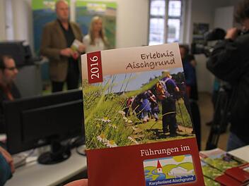 Im Höchstadter Tourismusbüro stellten Bürgermeister Gerald Brehm und Citymanagerin Sandra Hammer (im Hintergrund) die neue Broschüre "Erlebnis Aischgrund" vor, in der die unterschiedlichsten Führungen durchs Karpfenland beschrieben sind.  Foto: Andreas Dorsch