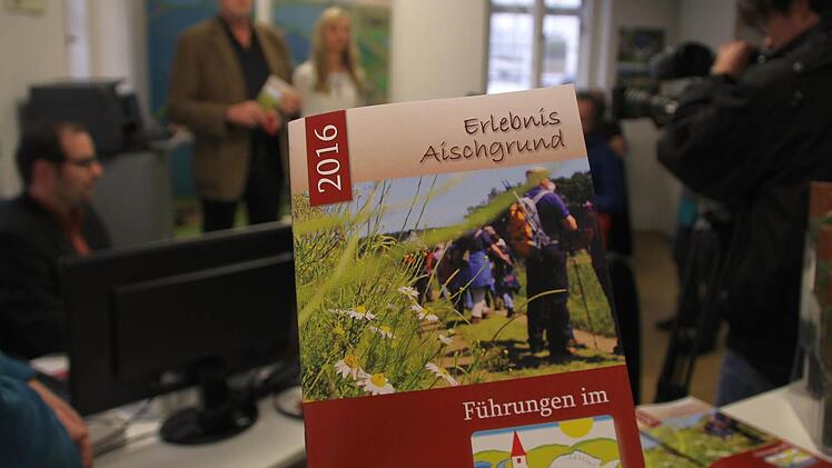 Im Höchstadter Tourismusbüro stellten Bürgermeister Gerald Brehm und Citymanagerin Sandra Hammer (im Hintergrund) die neue Broschüre "Erlebnis Aischgrund" vor, in der die unterschiedlichsten Führungen durchs Karpfenland beschrieben sind.  Foto: Andreas Dorsch