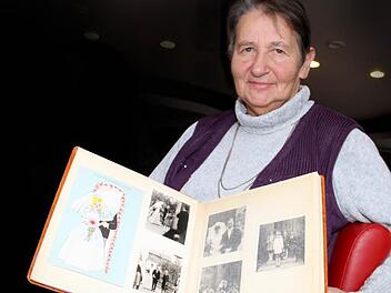 Ilka Lörz zeigt ihr Hochzeitsalbum. Foto: Gerda Völk