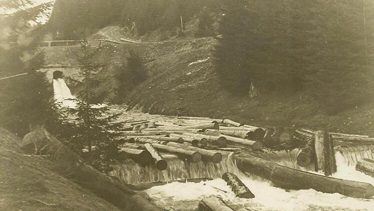 Bei der Trift, die vor allem an den Oberläufen oft angewendet wurde, fuhren die Stämme ohne Besatzung.  Foto: Archiv Fleischmann