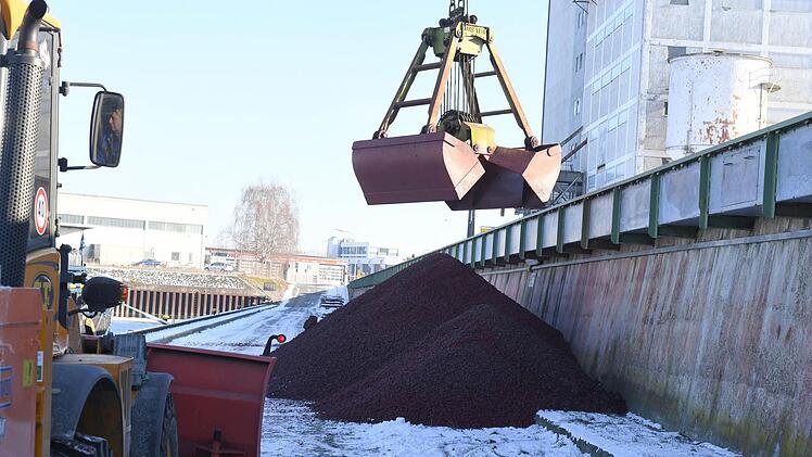 Rund 5000 Tonnen Erz sind momentan schon im Hafen zwischengelagert. Foto: Ronald Rinklef