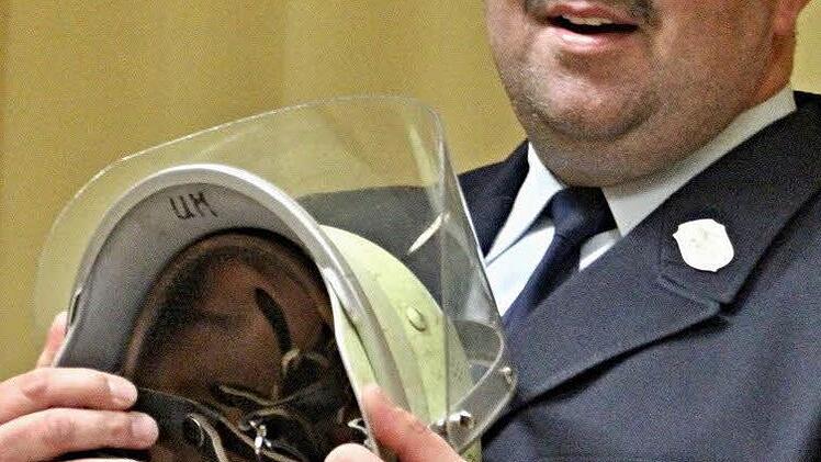 Kommandant Ralph Morgenroth erläuterte die Vorzüge eines neuen Einsatzhelmes und hofft, dass die Helme in den nächsten zwei Jahren für alle Aktiven angeschafft werden. Foto: Helmut Will