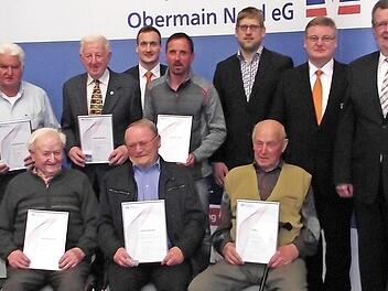 Die Geehrten (sitzend, v. l.) Martin Fischer, Karl-Heinz Rebhan und Konrad Hauck; (stehend, v. l.): Bürgermeister Bernd Rebhan (Küps), die Leiterin Privatkundenbank Sabine Kleber, Helmut Wagner, Helmut Münch, Filialleiter Steffen Matuschek, Michael Fößel als Vorstandsmitglied ATSV Thonberg, 2. Bürgermeister Michael Bohl (Weißenbrunn), Vorstandschef Thomas Siebenaller, Aufsichtsratschef Georg Vonbrunn und Vorstand Ulrich Klein. Foto: Wolf