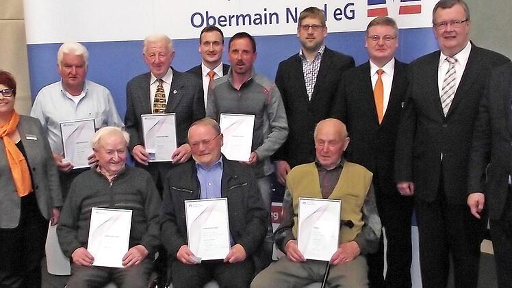 Die Geehrten (sitzend, v. l.) Martin Fischer, Karl-Heinz Rebhan und Konrad Hauck; (stehend, v. l.): Bürgermeister Bernd Rebhan (Küps), die Leiterin Privatkundenbank Sabine Kleber, Helmut Wagner, Helmut Münch, Filialleiter Steffen Matuschek, Michael Fößel als Vorstandsmitglied ATSV Thonberg, 2. Bürgermeister Michael Bohl (Weißenbrunn), Vorstandschef Thomas Siebenaller, Aufsichtsratschef Georg Vonbrunn und Vorstand Ulrich Klein. Foto: Wolf
