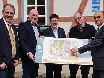 Glückliche Gesichter bei der Vorstellung der Geologischen Karte für den Bereich Bischofsheim und Oberelsbach. Das Bild zeigt von links den Leiter des Geologischen Dienstes am Landesamt für Umwelt, Roland Eichhorn, Bürgermeister Georg Seiffert, Bürgermeisterin Birgit Erb, Dr. Tobias Gerlach und Dr. Volker Friedlein (Regionalgeologe).  Foto: Marion Eckert