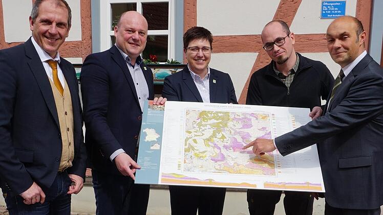 Glückliche Gesichter bei der Vorstellung der Geologischen Karte für den Bereich Bischofsheim und Oberelsbach. Das Bild zeigt von links den Leiter des Geologischen Dienstes am Landesamt für Umwelt, Roland Eichhorn, Bürgermeister Georg Seiffert, Bürgermeisterin Birgit Erb, Dr. Tobias Gerlach und Dr. Volker Friedlein (Regionalgeologe).  Foto: Marion Eckert