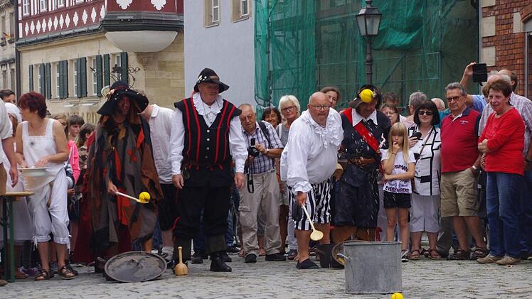 Beim Kl&ouml;&szlig;wurf mussten die teilnehmenden Gruppen Zielsicherheit beweisen.  Fotos: Heike Sch&uuml;lein