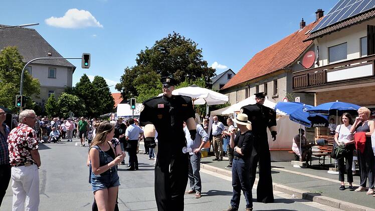 Für die Sicherheit der Besucher der Party-Meile hatte die Gemeinde zwei sympathische Sicherheitsbeamte engagiert. Foto: Werner Reißaus