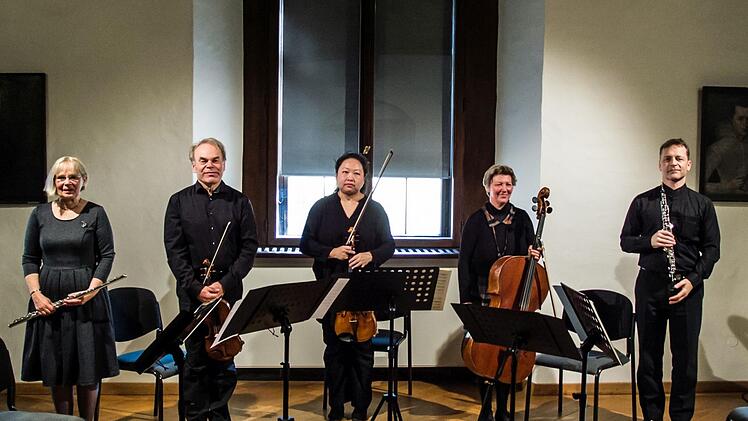 Erstmals veranstaltete das Landestheater Coburg ein Kammerkonzert im Rathaussaal ,  (von links): Marthel Witkowski, Andreas Hartmann, Zhuo Lu, Renate Kubisch und Bernhard Forster.Foto: Jochen Berger