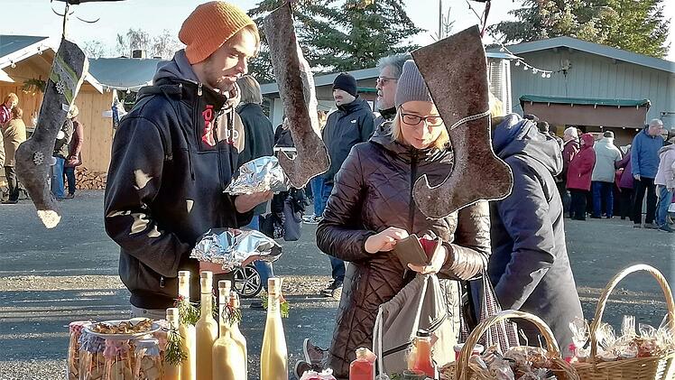 Eindrücke vom Weihnachtsmarkt der Lebenshilfe-Werkstatt in Nüdlingen. Foto: Sigismund von Dobschütz