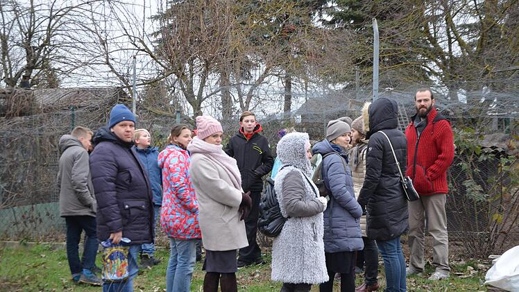 Im Garten vor dem Bauwagen wurde die Besuchergruppe aus Russland von den Schülern empfangen und über die Arbeit im Erdkinderplan informiert. Foto: Bernhard Panzer