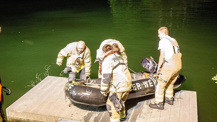 Badeunfall in Hof (Oberfranken)? Ein Gro&szlig;aufgebot suchte in der Nacht auf Donnerstag den Untreusee ab. Dann stellte sich heraus: Ein 56-j&auml;hriger Mann hatte gelogen. Foto: NEWS5 / Fricke