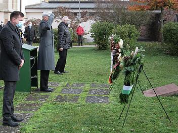 Zur Gedenkfeier am Volkstrauertag legten (von links) Bürgermeister Armin Warmuth, General Michael Matz und VdK-Ortsvorsitzender Georg Väth Kränze am Mahnmal an der Pfarrkirche St. Johannes nieder.  Foto: Winfried Ehling