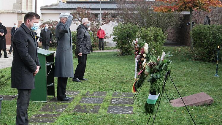 Zur Gedenkfeier am Volkstrauertag legten (von links) Bürgermeister Armin Warmuth, General Michael Matz und VdK-Ortsvorsitzender Georg Väth Kränze am Mahnmal an der Pfarrkirche St. Johannes nieder.  Foto: Winfried Ehling