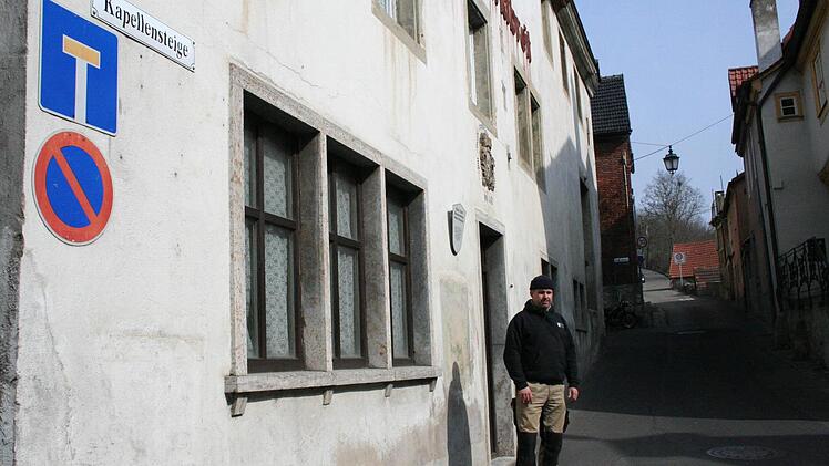 Wo Marcus Jae steht, wird ein Sondierungsgraben angelegt. Fotos: Sabine Paulus